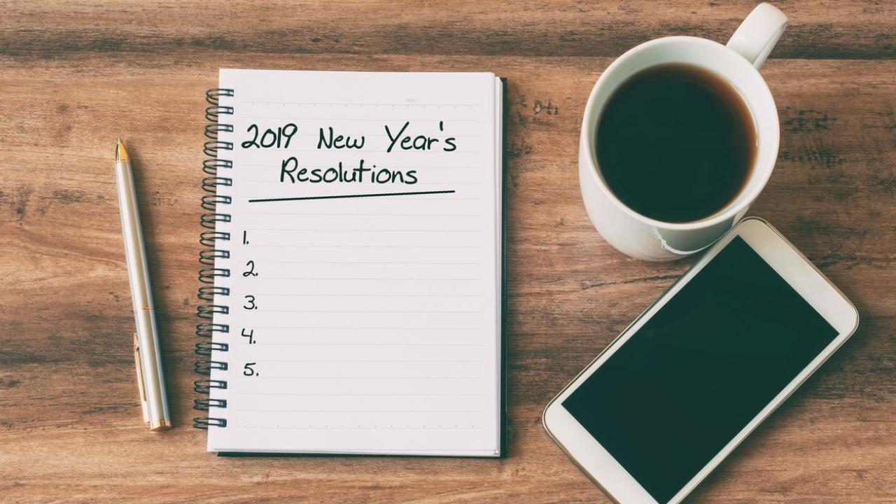 2019 New Year's Resolutions text on notepad