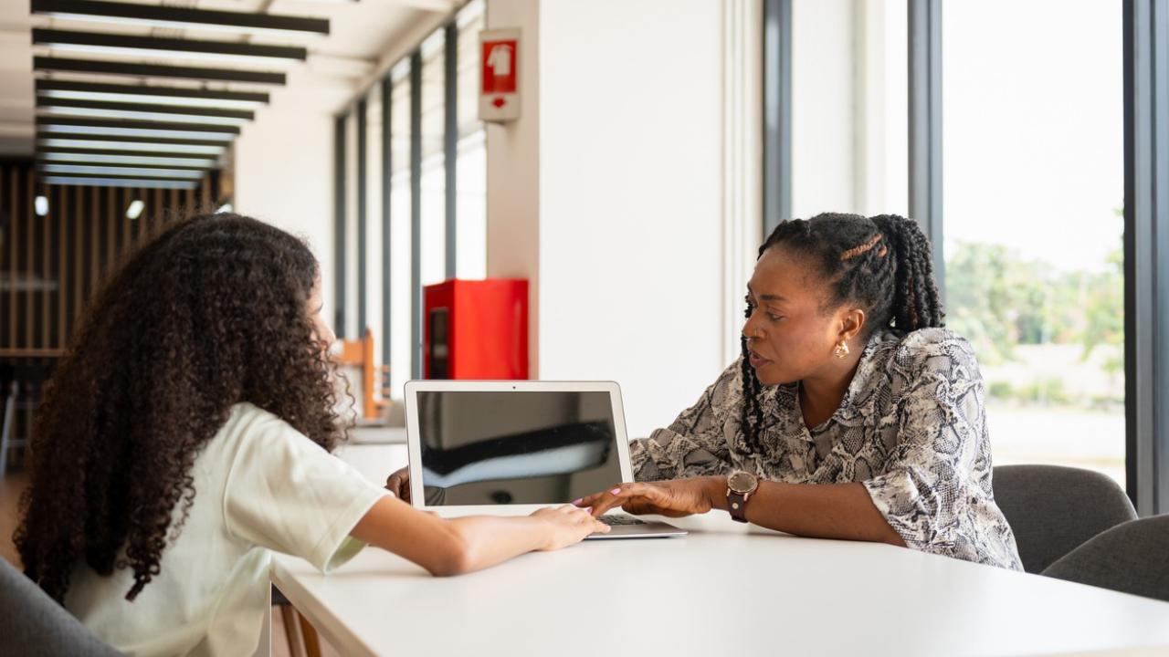 Just the essentials: What mentors of online students want and need from professional learning
